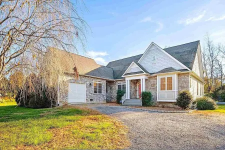 Stoney Creek Cottage Wintergreen w EV Charger