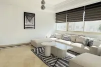 Black & White: Modern & Spacious Hotels near تونيـزيا مول