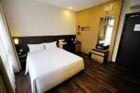 The Corner House Hotel a 