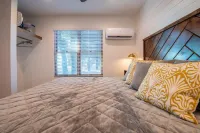 The Goldfinch Cabin 15 Min to Magnolia Baylor Hotels in Elm Mott