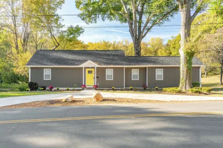 Winston Sleeps 16 - 2 Kitchens