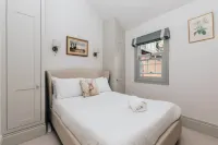 The Emerald - Central Henley 2 Bedroom House - from 145 Per Night Hotels near Waitrose & Partners