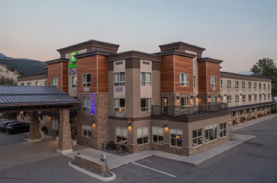 Holiday Inn Express GOLDEN-KICKING HORSE by IHG