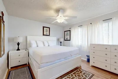 Beachfront townhome w/ on-site beach access, heated pool, patio, grill, AC, W/D Hotels near Navarre Beach Sea Turtle Conservation Center