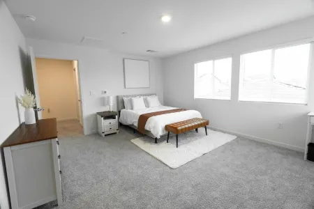 Spacious New 4-bedroom Family Friendly House in Elk Grove with WiFi and Parking Отели рядом с достопримечательностью «Парк Вельма & Лестер Кинг»