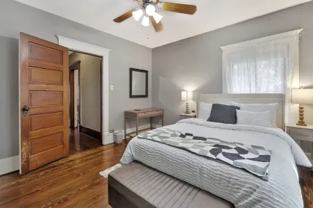 Home by the river, 5 Bedrooms, 5-minute walk to Children Museum, POOL TABLE! Отели рядом с достопримечательностью «The Keeper of the Plains»