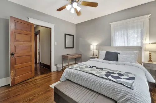 Home by the river, 5 Bedrooms, 5-minute walk to Children Museum, POOL TABLE!