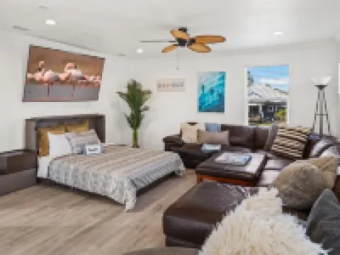 4/4 Home w/ Pool & Hot Tub – Steps from the Beach! 墨爾本海灘酒店