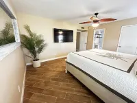 Resort Style Home With AC, Pool, Hot Tub, 900sq Putt Putt, WiFi in Scottsdale