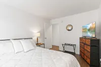 Stylish 1-bedroom apartment in U-District two blocks to Light Rail! Hotell i University District