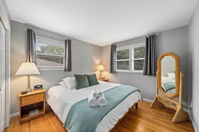 Peaceful Cozy Home with Well Equipped Kitchen, WiFi, & King Bed in St Charles