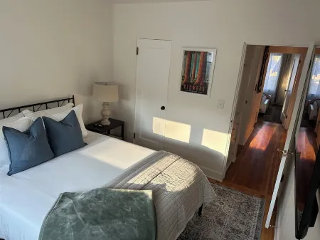 1 king bed 1 queen bed 2 bedroom house with AC, WiFi and washer and dryer