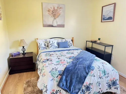 Small Town Getaway - close to in-town Mathews with a casual rural life