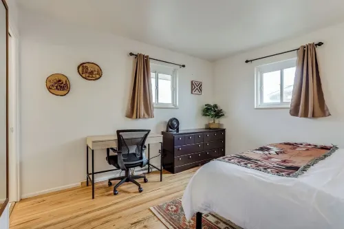 Massive House 10 Minutes from Downtow, King Beds, Hot Tub, Pool Table, 70in TVs!