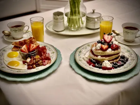 Settlers Suites Отели рядом с достопримечательностью «Сентенниал Лилак Гарден»