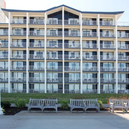 Aqua Vista Resort Hotel Отели рядом с достопримечательностью «Кроатан-Бич»