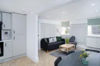 Modern 5 BED-2 BATH Apartment