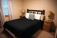Charming 2-bedroom cottage with loft, AC, and WiFi on peaceful 295-acre property
