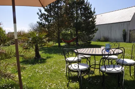 Large, bright house with south-facing garden near the beach.