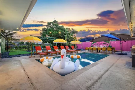 PBG Retreat w/ Pool, Mini Golf, Fire Pit, Game Room!