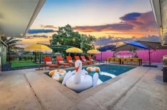 PBG Retreat w/ Pool, Mini Golf, Fire Pit, Game Room!