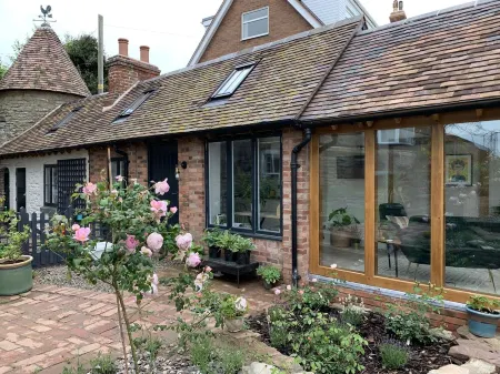 Boutique garden apartment with decking and views Отели в г. Ладлоу