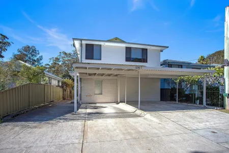 Cosy Renovated 2 Bed cottage on the water