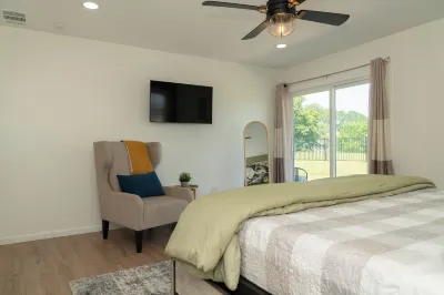 Spacious Modern Home with Lake view in Dallas, great amenities/full Kitchen/Wifi Hotels near Hiep Thai Plaza