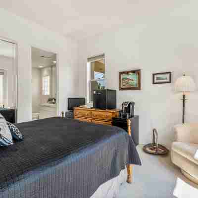 PGA West home on the private Tom Weiskopf 18th fairway Rooms