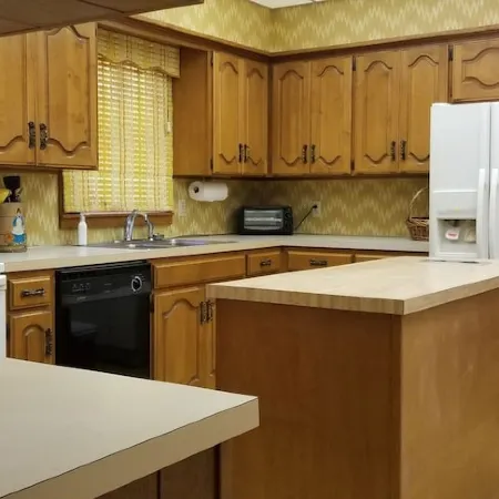 Spacious house with Wifi -- only 10 minutes from Hubbard Lake.