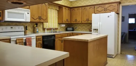 Spacious house with Wifi -- only 10 minutes from Hubbard Lake.