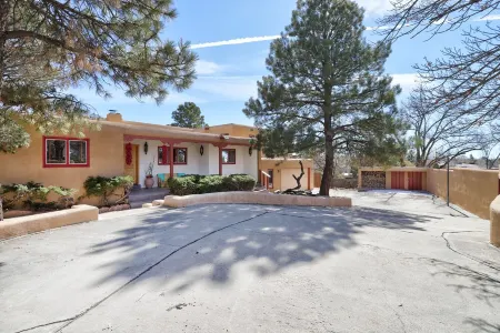 Quiet and Convenient Retreat Отели рядом с достопримечательностью «Публичная библиотека Санта-Фе»