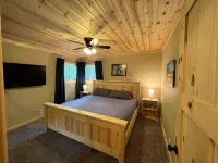 Escape to our updated cozy Lakeside Cabin-great sunset views-1 hour from Cities