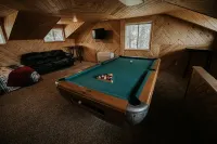 Deep Water-front, spacious 7br Cabin, Private Dock