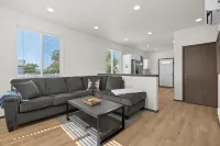 Clean 2 Bed Bungalow, Free Parking, Fast WiFi, Near GU