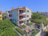 With sea view in Apartment Bernstein in Porec. Hotels in Brulo