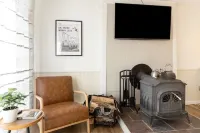 Gorgeous & Cozy Mountain View with Wood Stove! Ski / Hiking / Wi-Fi / Pool