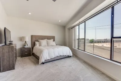 Modern 4 Story Townhome -5 minutes walk to Deep Ellum & Fair Park! Hotels in Deep Ellum