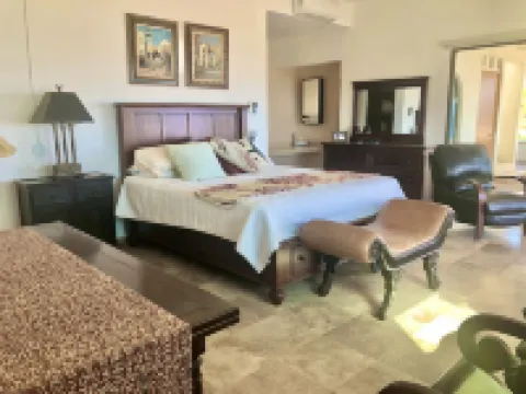 Private 2nd Floor Suite w/outdoor kitchen. Sweeping Ocean Views. Max. 2 people