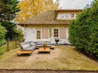 60 m2 luxury apartment with double jacuzzi and private Finnish sauna, in villa 奧斯酒店