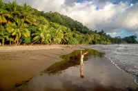 Perfect Location, Walk to Beach, Infinity Pool, Luxury Decor, Fast Free Wifi!