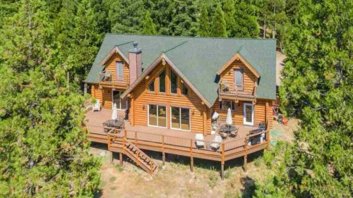 Luxurious & spacious log cabin rental. Family friendly. Lots of amenities.
