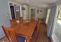 Charming older style cottage . Hotels in Blacks Point