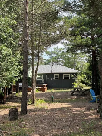 Cozy 3 bedroom cottage, short walk from the beach