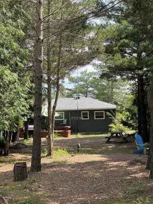 Cozy 3 bedroom cottage, short walk from the beach