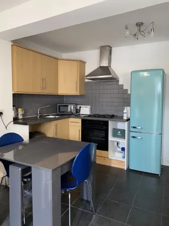 Petfriendly Courtyard Flat Sleeping 2 or 3, Steps from Pembroke Millpond