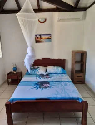 Villa located 400m from the village with breathtaking views of the beach and its pontoon