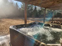 Northwoods 3 bed/2 bath Cabin Retreat with NEW HOT TUB & 2 Canoes!