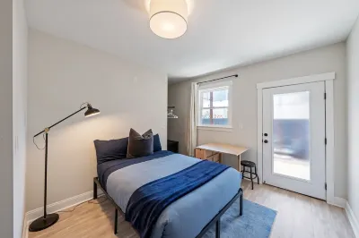 Relax at a Charming West Oakland Victorian Hotel in zona The Cathedral of Christ the Light