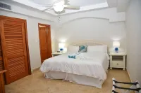 Tranquil Oceanside property: Pools & Direct Beach Access